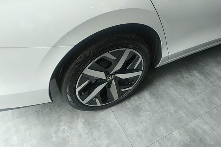 Used Volkswagen Lamando 2024 Lavida L 280TSI DSG Cool & Spicy Edition Right Rear Wheel Hub