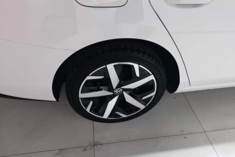 Used Volkswagen Lamando 2024 Lavida L 280TSI DSG Cool & Spicy Edition Right Rear Wheel Hub