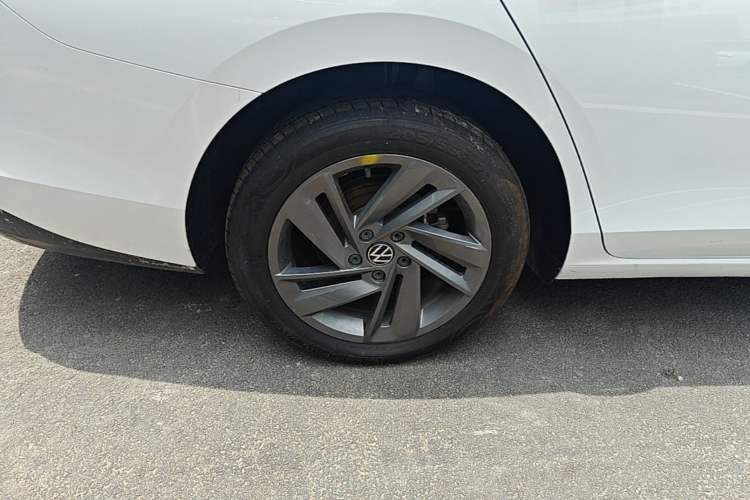 Used Volkswagen Lamando 2024 Lingdu L 200TSI DSG Trendy & Spicy Edition Right Rear Wheel Hub