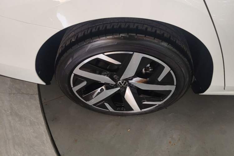Used Volkswagen Lamando 2024 Lavida L 280TSI DSG Cool & Spicy Edition Right Rear Wheel Hub