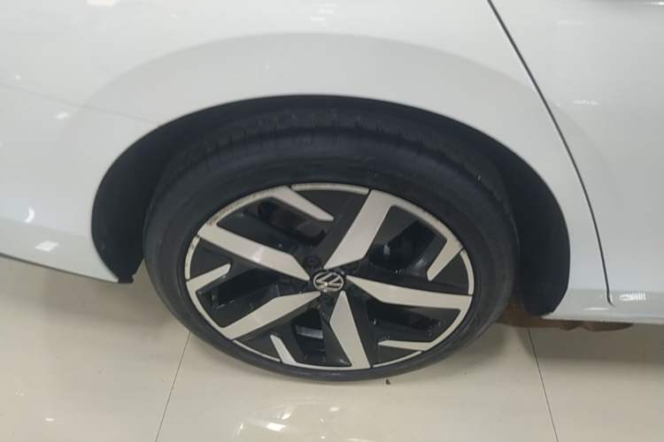 Used Volkswagen Lamando 2024 Lavida L 280TSI DSG Cool & Spicy Edition Right Rear Wheel Hub