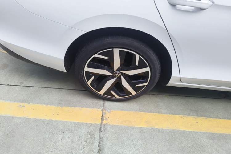 Used Volkswagen Lamando 2024 Lavida L 280TSI DSG Cool & Spicy Edition Right Rear Wheel Hub