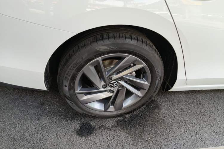 Used Volkswagen Lamando 2024 Lingdu L 200TSI DSG Trendy & Spicy Edition Right Rear Wheel Hub