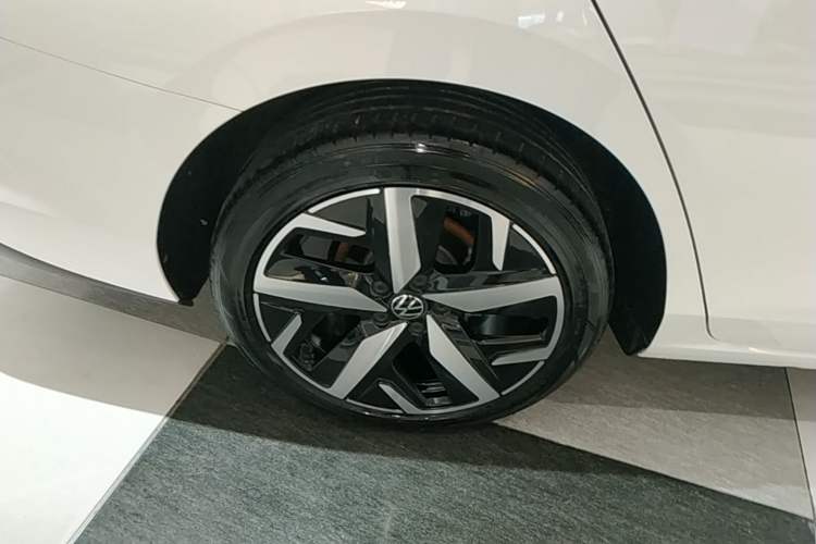 Used Volkswagen Lamando 2024 Lavida L 280TSI DSG Cool & Spicy Edition Right Rear Wheel Hub