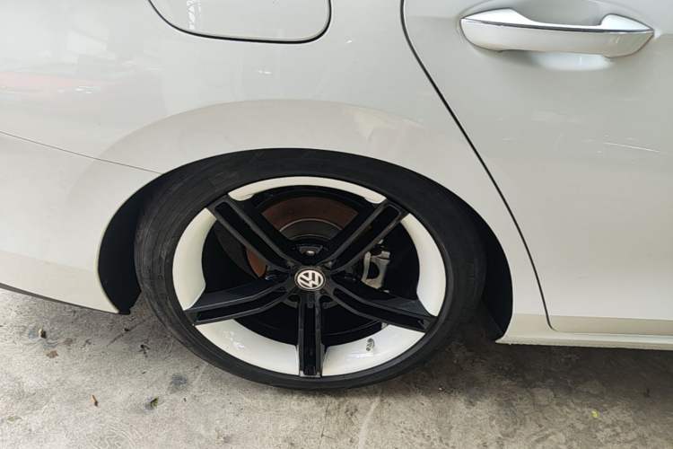 Used Volkswagen Lamando 2024 Lavida L 280TSI DSG Cool & Spicy Edition Right Rear Wheel Hub