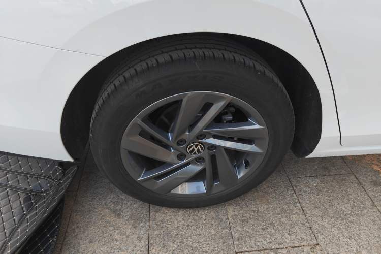 Used Volkswagen Lamando 2024 Lingdu L 200TSI DSG Trendy & Spicy Edition Right Rear Wheel Hub