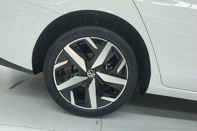 Used Volkswagen Lamando 2024 Lavida L 280TSI DSG Cool & Spicy Edition Right Rear Wheel Hub