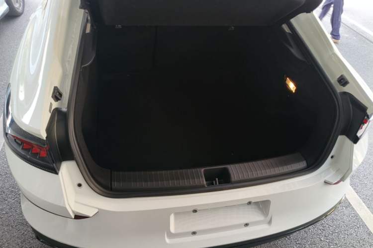 Used Volkswagen Lamando 2024 Lingdu L 200TSI DSG Trendy & Spicy Edition Trunk
