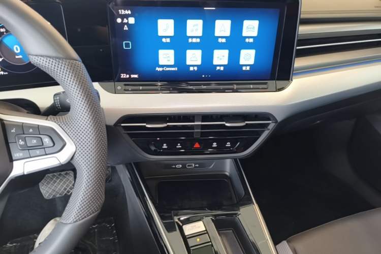 Used Volkswagen Lamando 2025 Lavida L 280TSI DSG Cool & Spicy Edition Audio And AC Panel