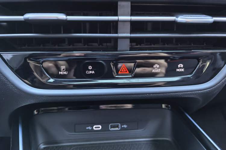 Used Volkswagen Lamando 2025 Lavida L 280TSI DSG Cool & Spicy Edition Audio And AC Panel