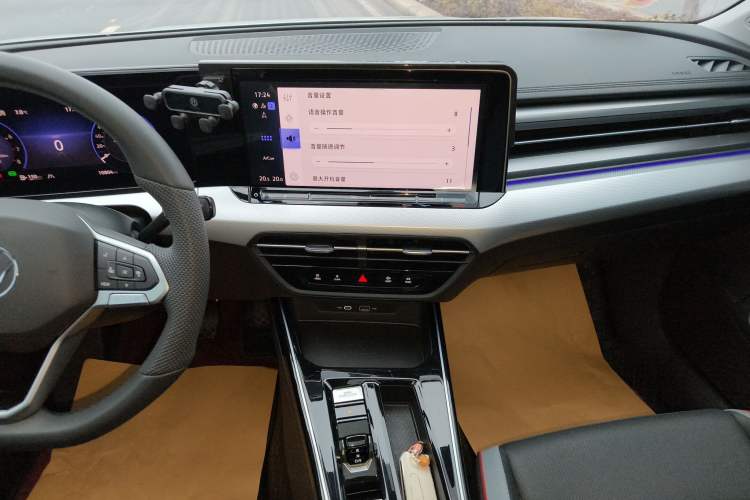Used Volkswagen Lamando 2025 Lavida L 280TSI DSG Cool & Spicy Edition Audio And AC Panel
