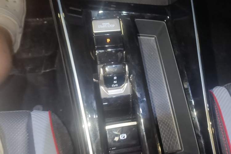 Used Volkswagen Lamando 2025 Lavida L 280TSI DSG Cool & Spicy Edition Gear Lever