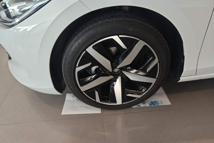 Used Volkswagen Lamando 2025 Lavida L 280TSI DSG Cool & Spicy Edition Left Front Wheel Hub