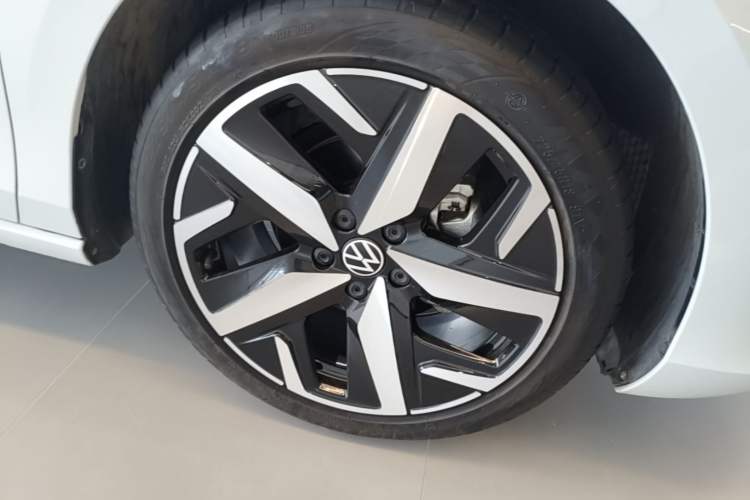 Used Volkswagen Lamando 2025 Lavida L 280TSI DSG Cool & Spicy Edition Right Front Wheel Hub