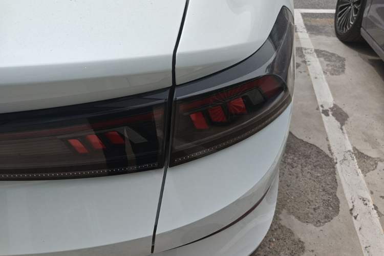 Used Volkswagen Lamando 2025 Lavida L 280TSI DSG Cool & Spicy Edition Right Rear Taillight
