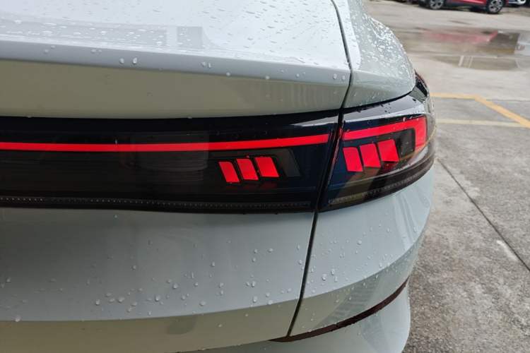 Used Volkswagen Lamando 2025 Lavida L 280TSI DSG Cool & Spicy Edition Right Rear Taillight
