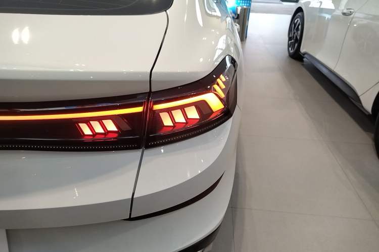 Used Volkswagen Lamando 2025 Lavida L 280TSI DSG Cool & Spicy Edition Right Rear Taillight