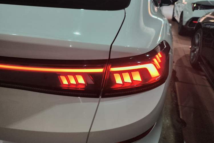 Used Volkswagen Lamando 2025 Lavida L 280TSI DSG Cool & Spicy Edition Right Rear Taillight