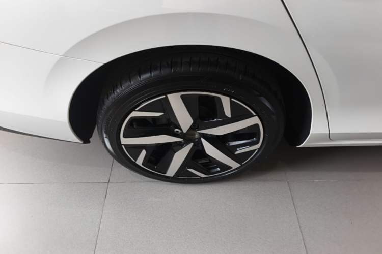 Used Volkswagen Lamando 2025 Lavida L 280TSI DSG Cool & Spicy Edition Right Rear Wheel Hub