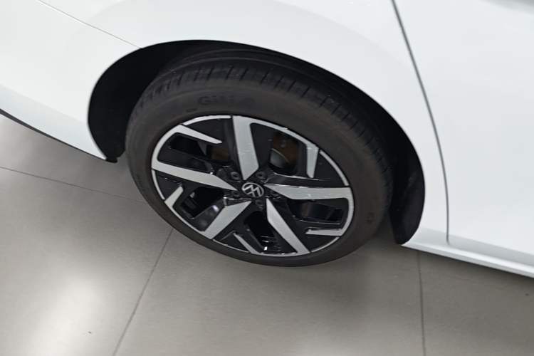 Used Volkswagen Lamando 2025 Lavida L 280TSI DSG Cool & Spicy Edition Right Rear Wheel Hub