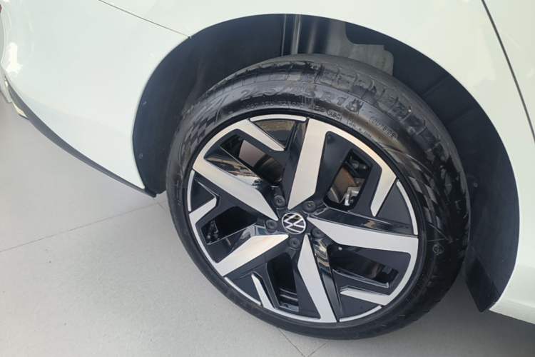 Used Volkswagen Lamando 2025 Lavida L 280TSI DSG Cool & Spicy Edition Right Rear Wheel Hub