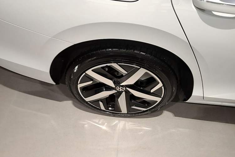 Used Volkswagen Lamando 2025 Lavida L 280TSI DSG Cool & Spicy Edition Right Rear Wheel Hub