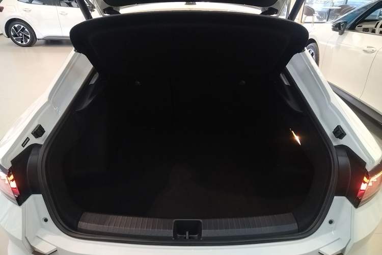Used Volkswagen Lamando 2025 Lavida L 280TSI DSG Cool & Spicy Edition Trunk