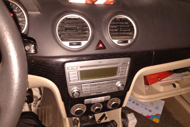 Used Volkswagen Lavida 2008 1.6L Manual Premium Edition Audio And AC Panel