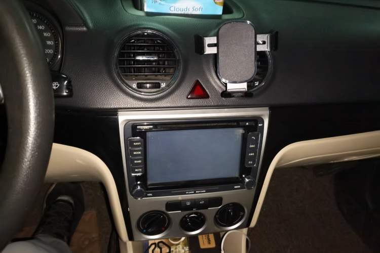 Used Volkswagen Lavida 2008 1.6L Manual Premium Edition Audio And AC Panel