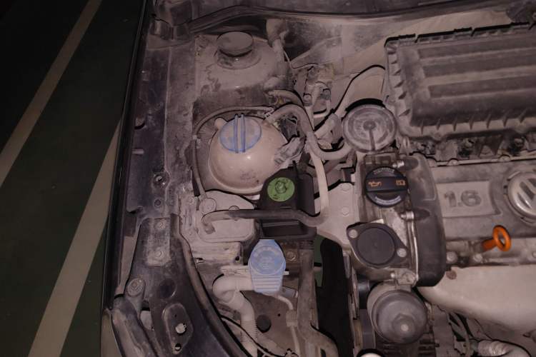 Used Volkswagen Lavida 2008 1.6L Manual Premium Edition Engine Bay Right