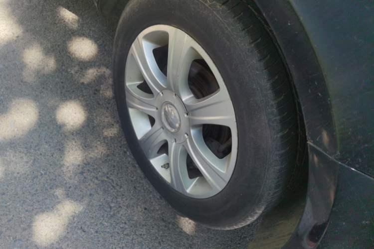 Used Volkswagen Lavida 2008 1.6L Manual Premium Edition Right Front Wheel Hub