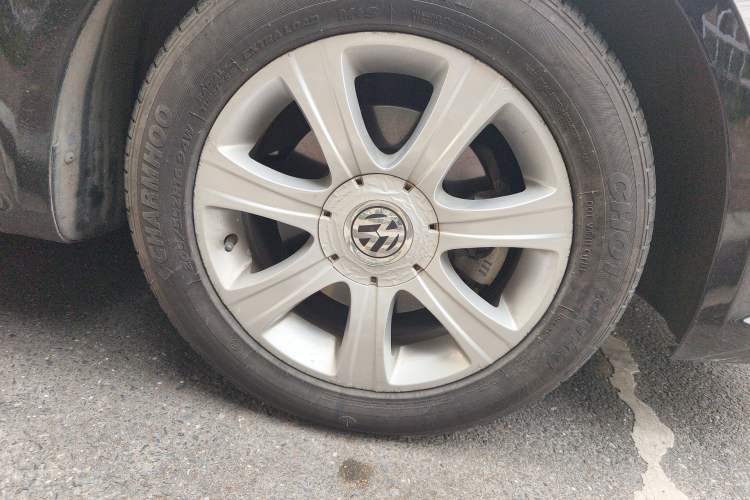 Used Volkswagen Lavida 2008 1.6L Automatic Prestige Edition Right Front Wheel Hub
