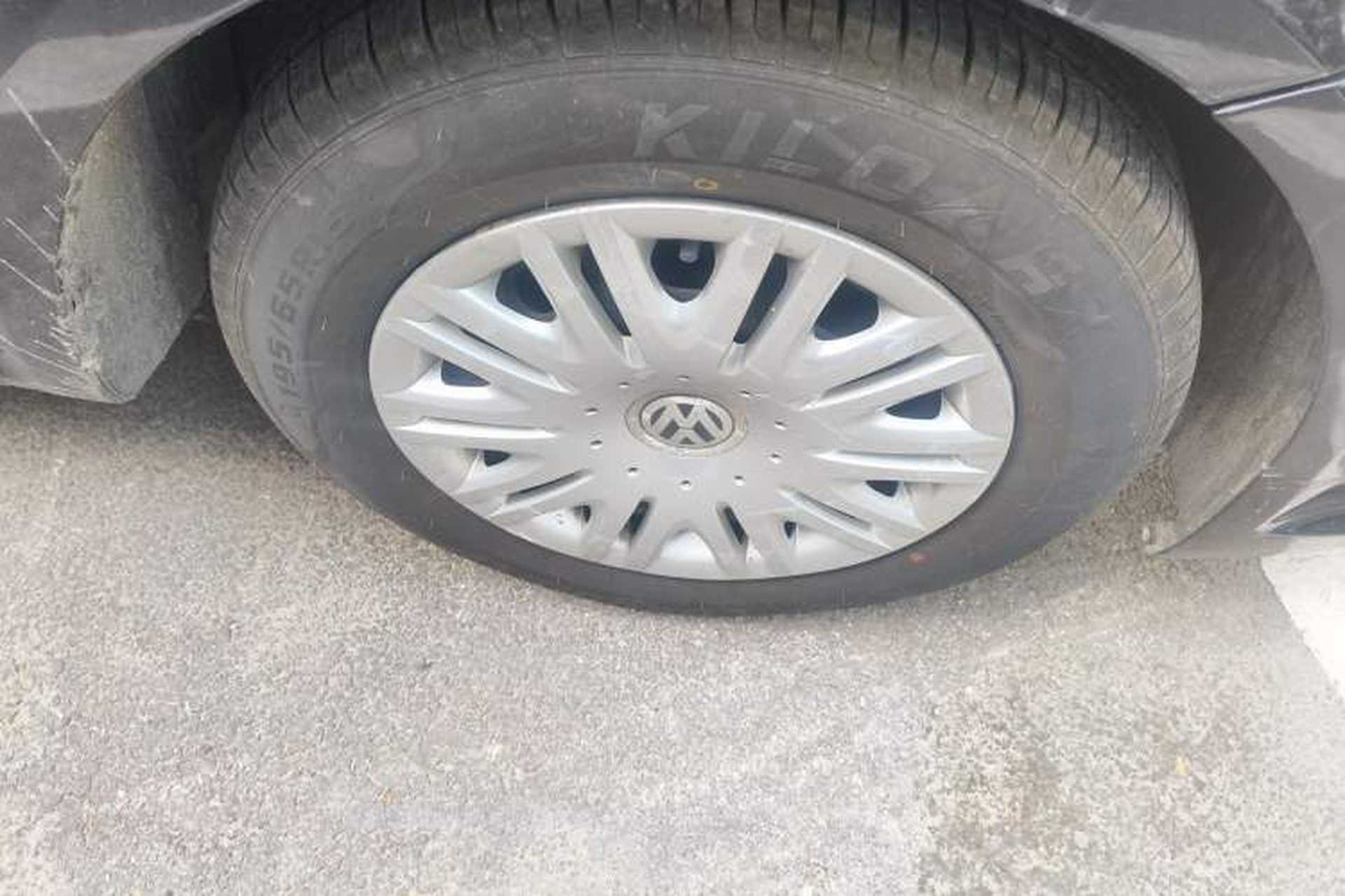 Used Volkswagen Lavida 2008 1.6L Automatic Joy Edition Right Front Wheel Hub