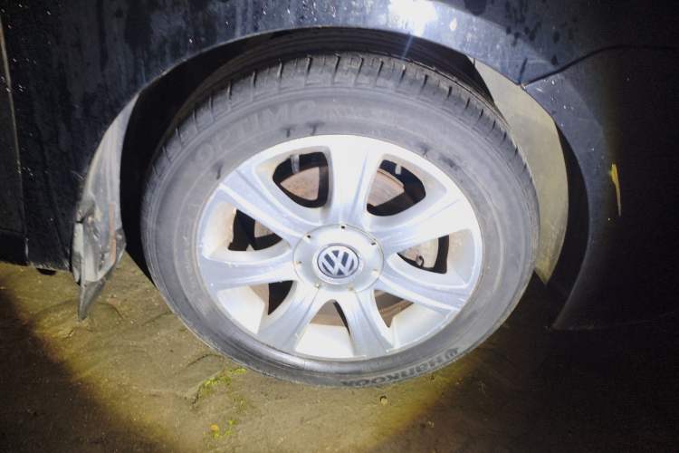 Used Volkswagen Lavida 2008 1.6L Manual Premium Edition Right Front Wheel Hub