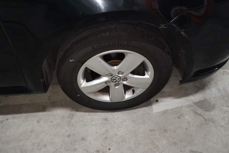 Used Volkswagen Lavida 2008 1.6L Automatic Joy Edition Right Front Wheel Hub
