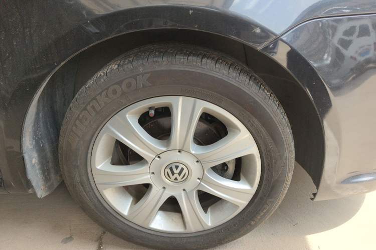 Used Volkswagen Lavida 2008 1.6L Automatic Joy Edition Right Front Wheel Hub