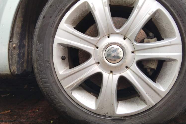 Used Volkswagen Lavida 2008 2.0L Automatic Premium Edition Right Front Wheel Hub