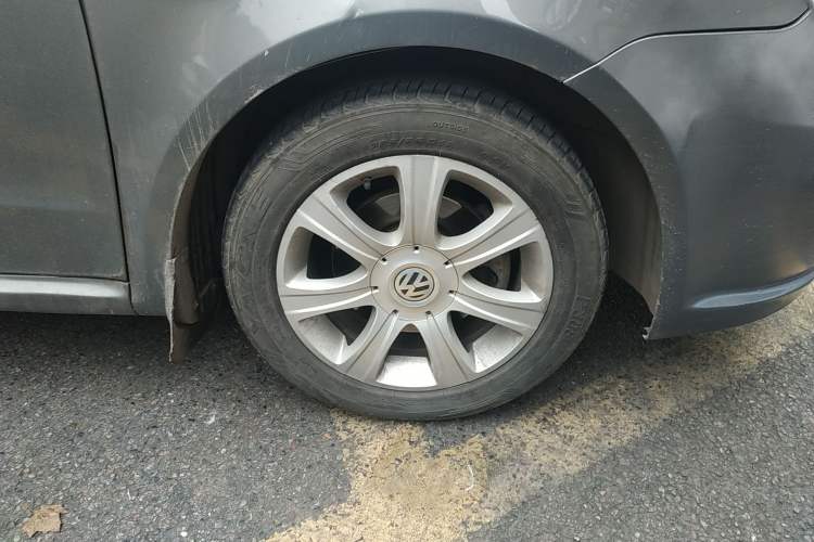 Used Volkswagen Lavida 2008 1.6L Manual Premium Edition Right Front Wheel Hub