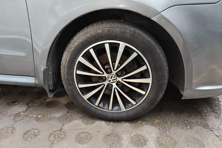 Used Volkswagen Lavida 2008 1.6L Automatic Prestige Edition Right Front Wheel Hub
