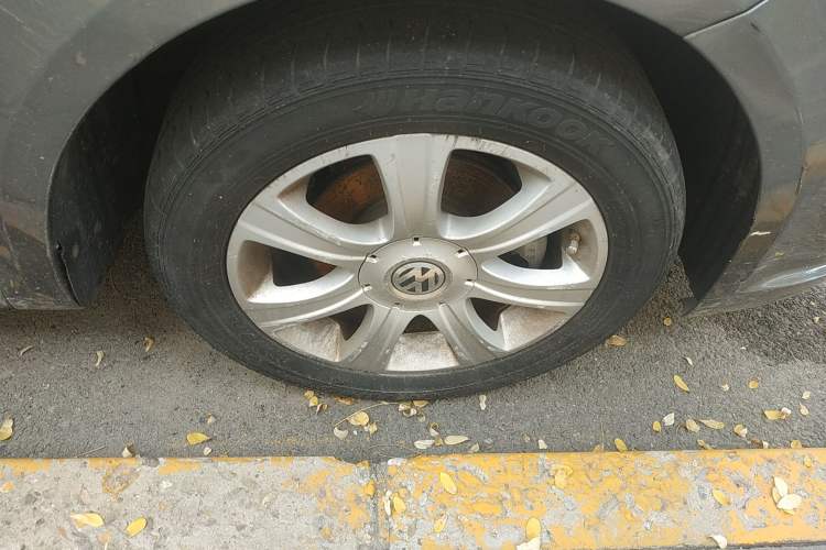 Used Volkswagen Lavida 2008 1.6L Manual Premium Edition Right Front Wheel Hub