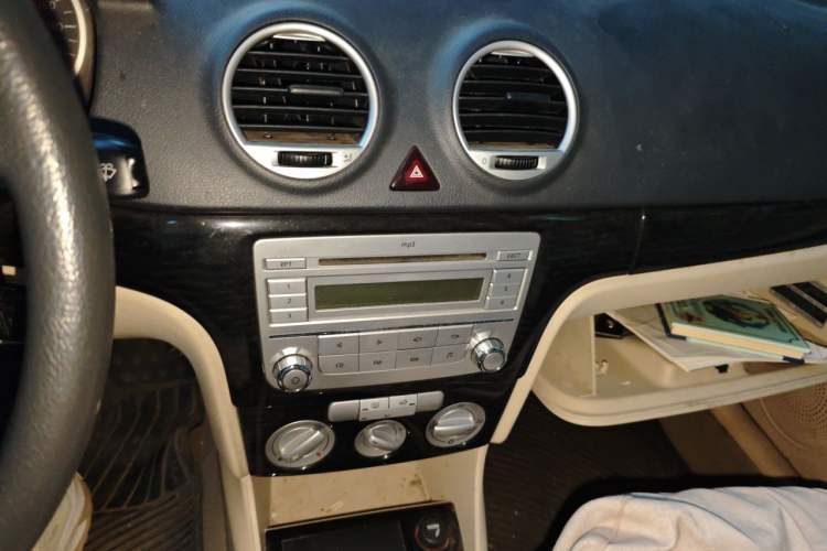 Used Volkswagen Lavida 2008 1.6L Manual Joyful Edition Audio And AC Panel