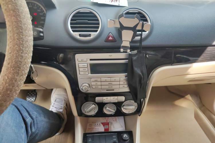 Used Volkswagen Lavida 2008 1.6L Manual Premium Edition Audio And AC Panel