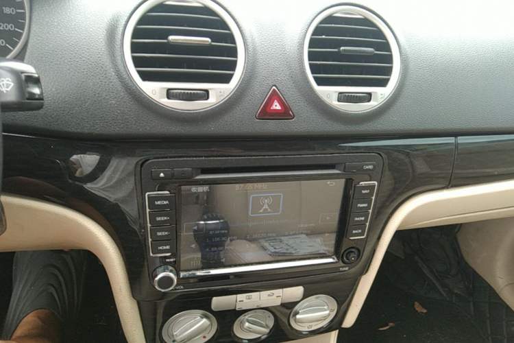 Used Volkswagen Lavida 2008 1.6L Manual Premium Edition Audio And AC Panel