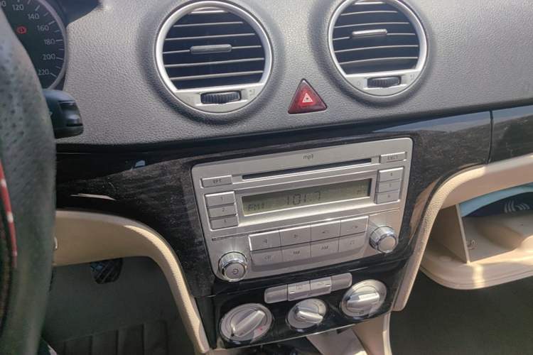 Used Volkswagen Lavida 2008 1.6L Manual Premium Edition Audio And AC Panel