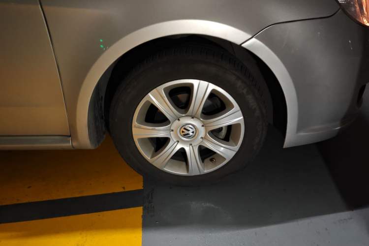 Used Volkswagen Lavida 2008 1.6L Manual Premium Edition Right Front Wheel Hub