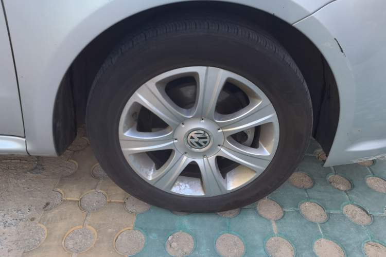 Used Volkswagen Lavida 2008 1.6L Automatic Prestige Edition Right Front Wheel Hub