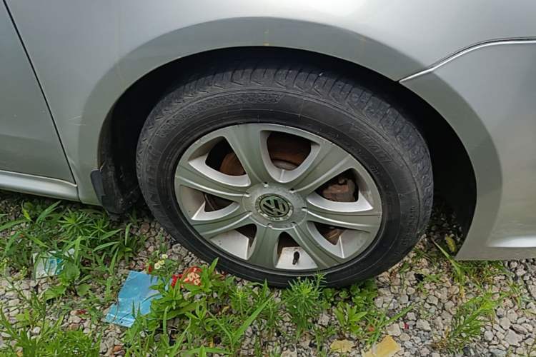 Used Volkswagen Lavida 2008 1.6L Automatic Prestige Edition Right Front Wheel Hub