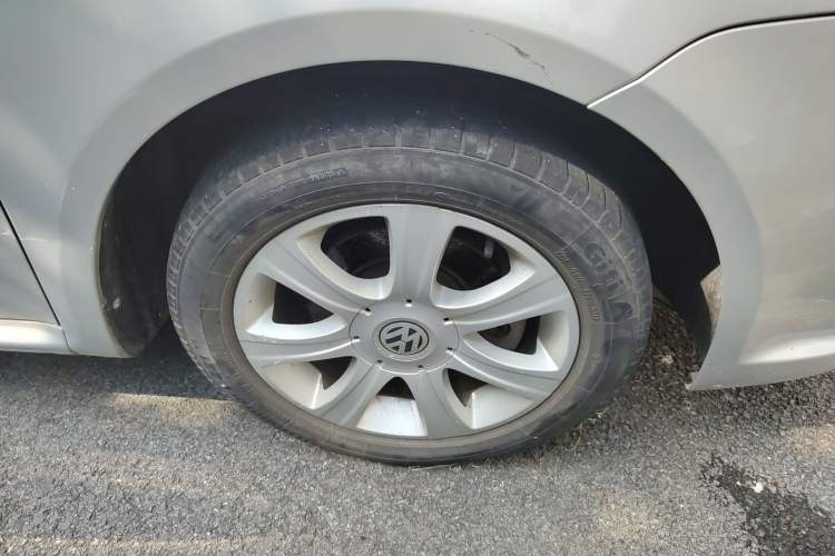 Used Volkswagen Lavida 2008 1.6L Manual Premium Edition Right Front Wheel Hub