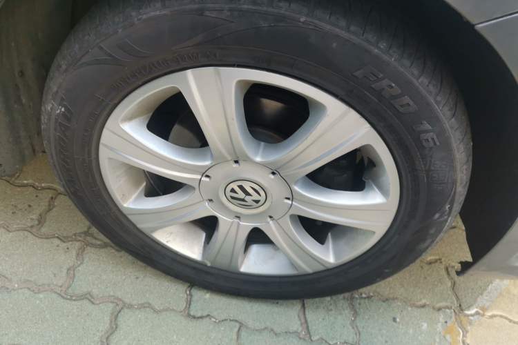 Used Volkswagen Lavida 2008 1.6L Manual Premium Edition Right Front Wheel Hub