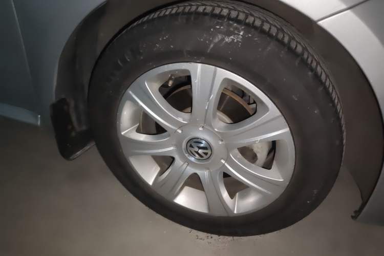 Used Volkswagen Lavida 2008 1.6L Automatic Prestige Edition Right Front Wheel Hub